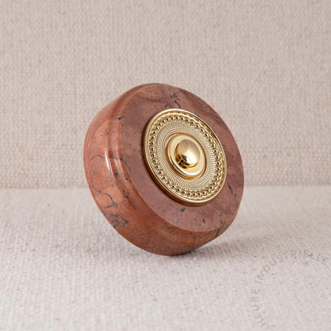 MARBRE ROUGE ROND 75X20mm BOUTON ET COLLERETTE PERLEE OR MARBRE ROUGE ROND 75X20mm BOUTON ET COLLERETTE PERLEE OR