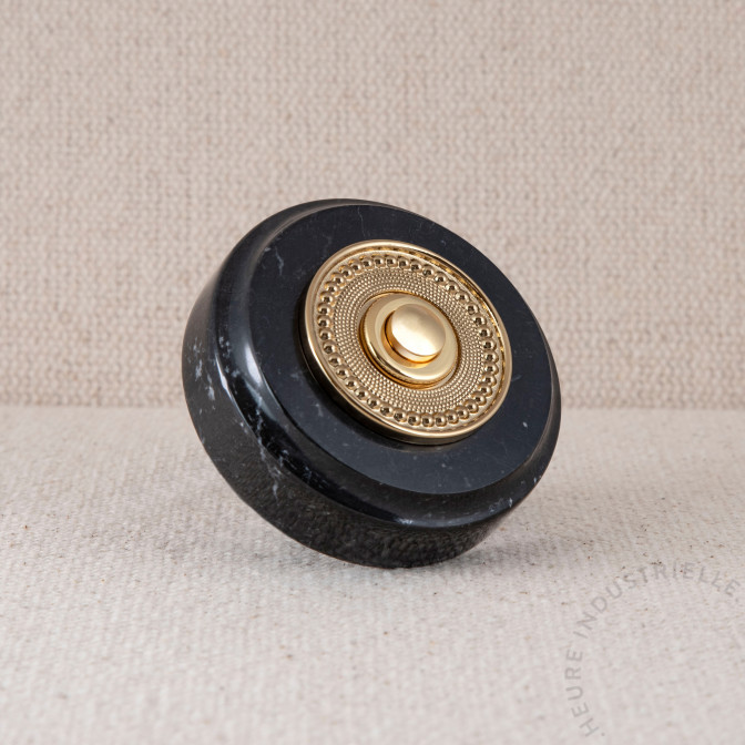 MARBRE NOIR ROND 75X20mm BOUTON ET COLLERETTE PERLEE OR MARBRE NOIR ROND 75X20mm BOUTON ET COLLERETTE PERLEE OR
