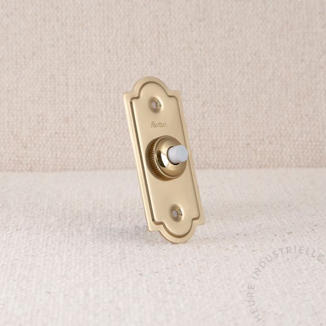 Bouton poussoir avec plaque dorée
