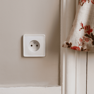 Prise de Courant 2P+T ADR x HI Simple sur Plaque Porcelaine