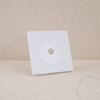 Sortie de câble et enjoliveur sur plaque simple