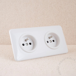 Prise courant 2P+T simple THPG Duroplast blanc carrée