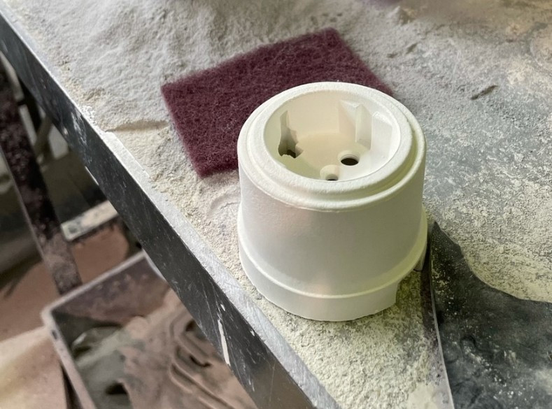 Au coeur de l’atelier Fontini, |où prises et interrupteurs en porcelaine|sont façonnés à la main Au coeur de l’atelier Fontini, |où prises et interrupteurs en porcelaine|sont façonnés à la main